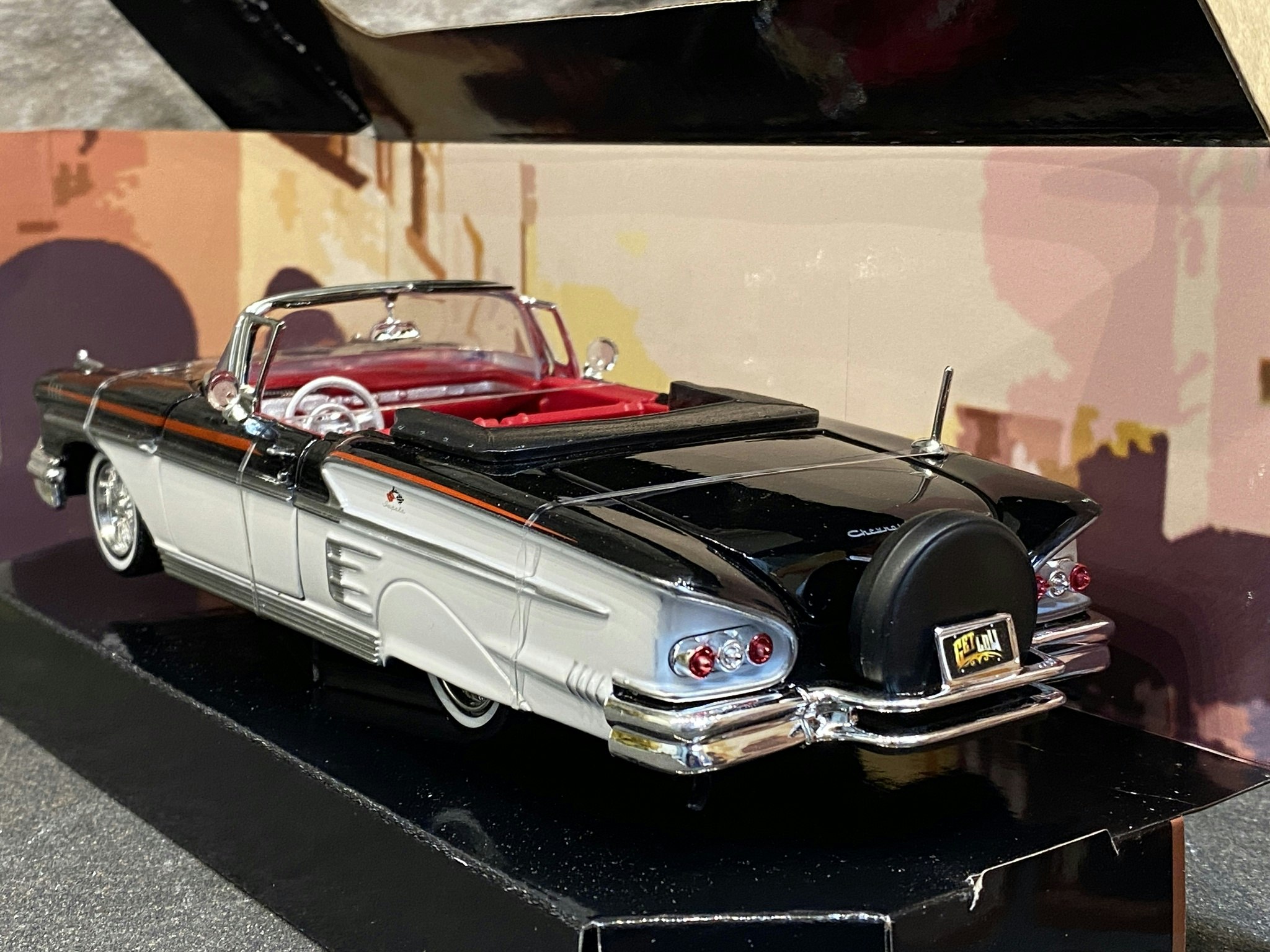 Skala 1/24: Chevrolet Impala 58', Svart/Vit m Röd inredning fr MotorMax "Get Low"