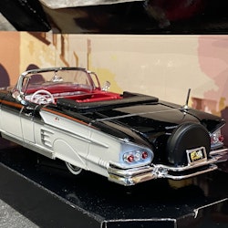 Skala 1/24: Chevrolet Impala 58', Svart/Vit m Röd inredning fr MotorMax "Get Low"