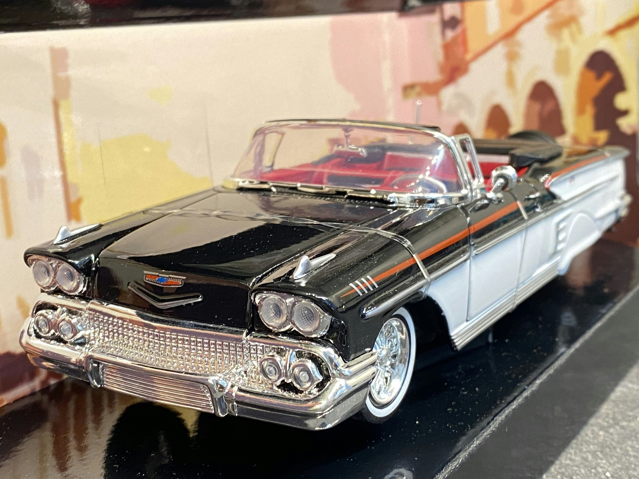 Skala 1/24: Chevrolet Impala 58', Svart/Vit m Röd inredning fr MotorMax "Get Low"