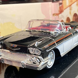 Skala 1/24: Chevrolet Impala 58', Svart/Vit m Röd inredning fr MotorMax "Get Low"