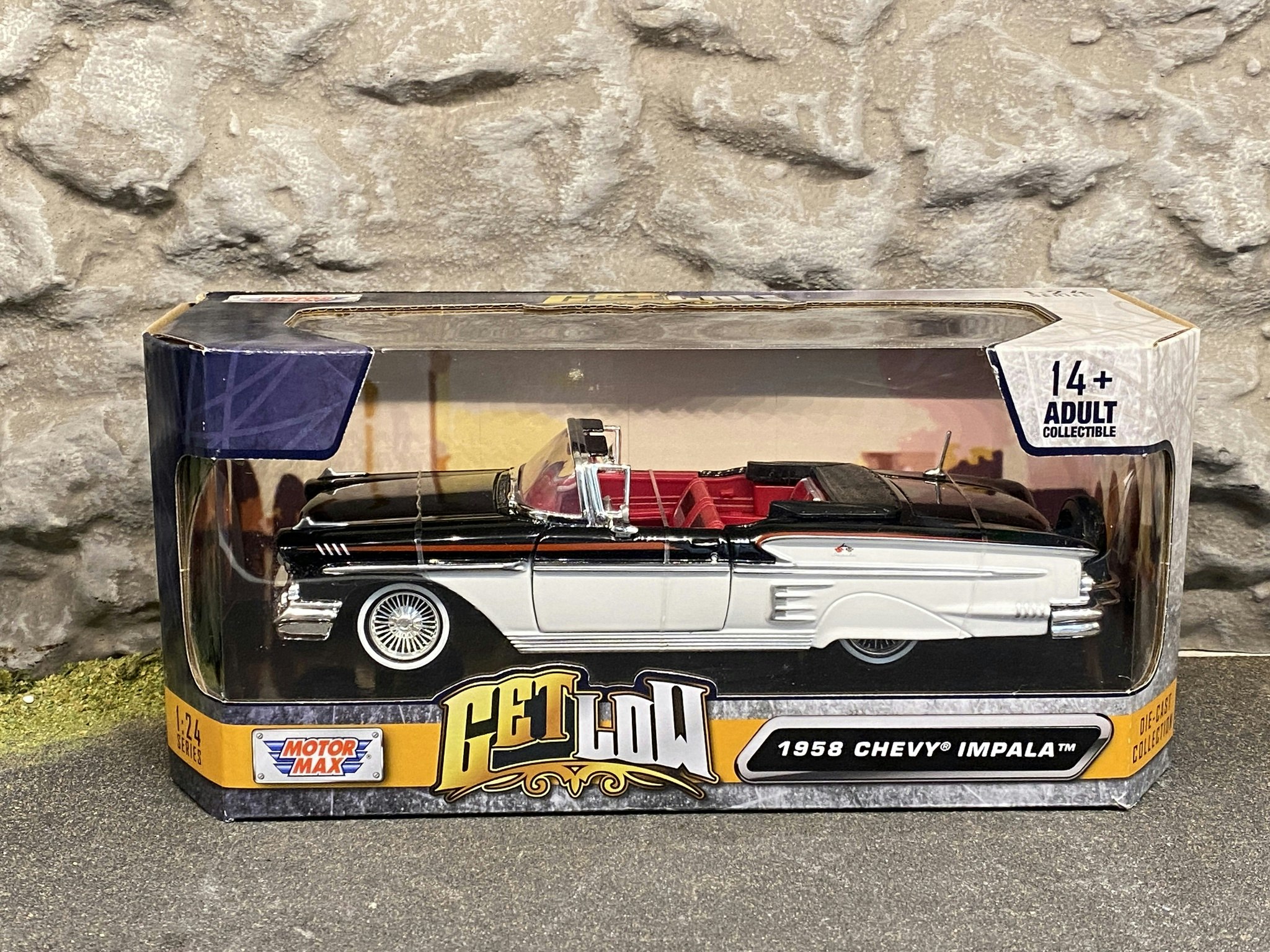 Skala 1/24: Chevrolet Impala 58', Svart/Vit m Röd inredning fr MotorMax "Get Low"