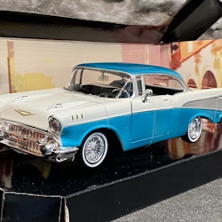 Skala 1/24: Chevrolet Bel Air 57', Turkos/vit m Röd inredning fr MotorMax "Get Low"