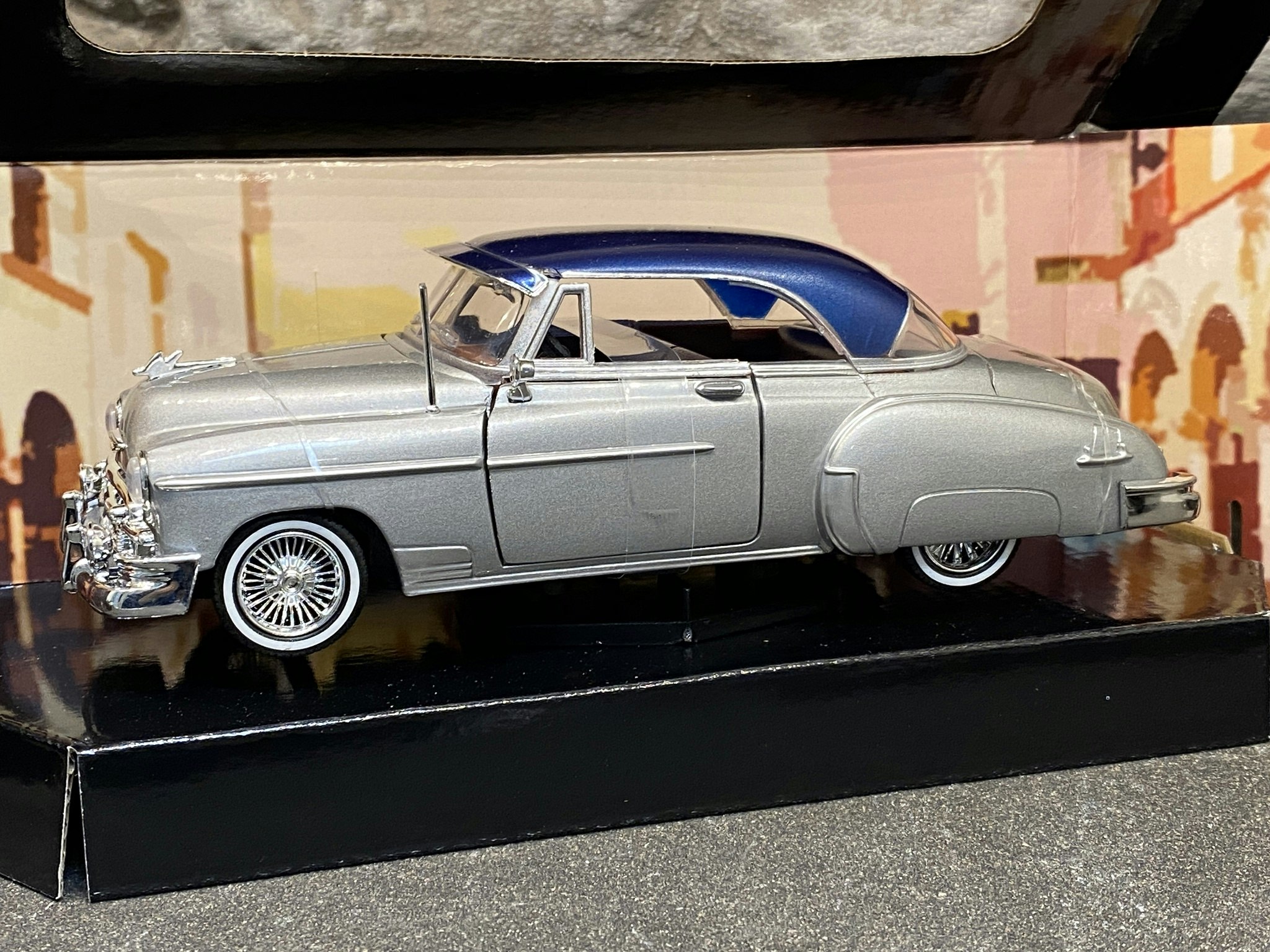 Skala 1/24: Chevrolet Bel Air 50', Silver/Blå m Röd inredning fr MotorMax "Get Low"