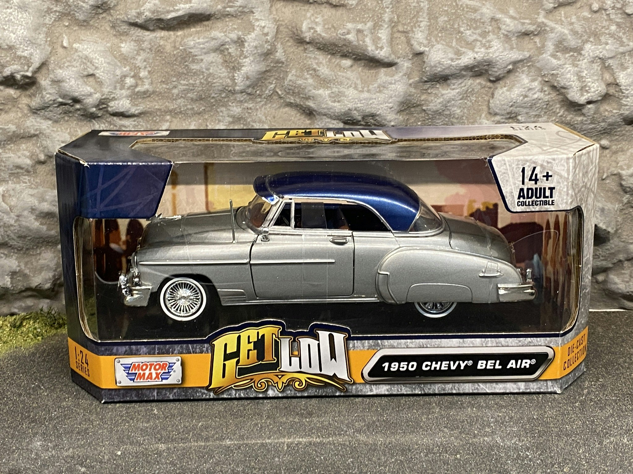 Skala 1/24: Chevrolet Bel Air 50', Silver/Blå m Röd inredning fr MotorMax "Get Low"