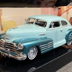 Skala 1/24: Chevrolet Aerosedan Fleetline 48', Turquoise 2 shades fr MotorMax "Get Low"