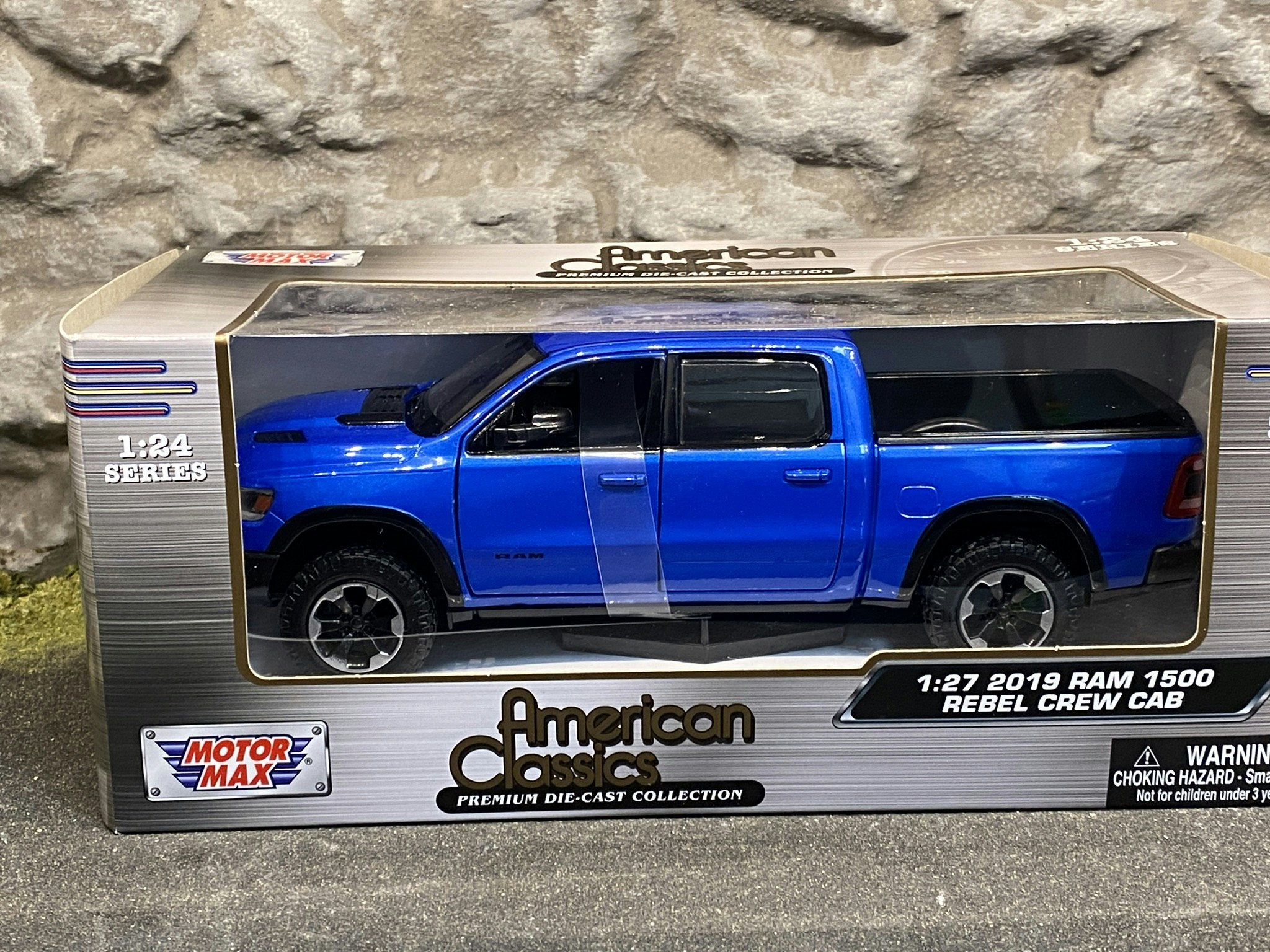 Skala 1/27 2019 Ram 1500 Rebel Crew Cab, Blå fr Motor Max