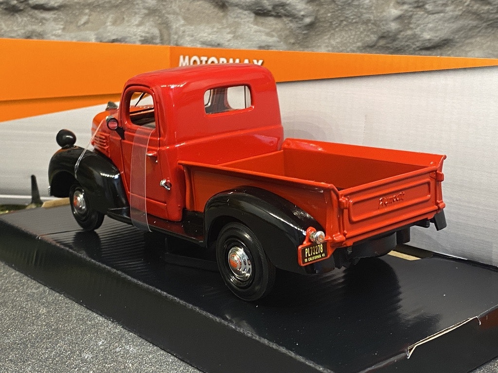 Skala 1/24 Plymouth Pickup 41' Röd fr Motor Max