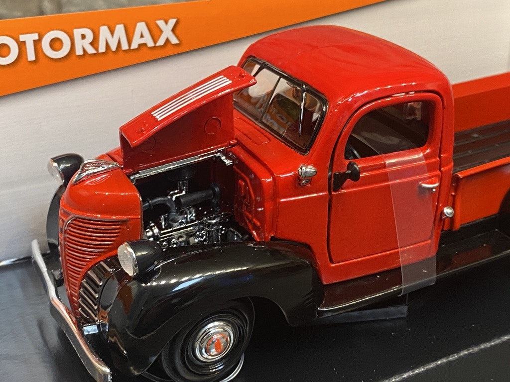 Skala 1/24 Plymouth Pickup 41' Röd fr Motor Max