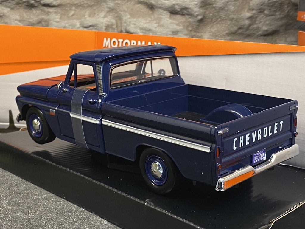 Skala 1/24 Chevy C10 Fleetside Pickup 66' Röd fr Motor Max