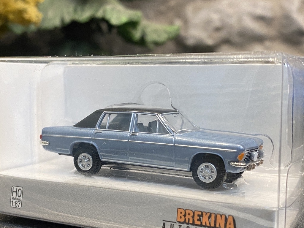 Skala 1/87 - Opel Diplomat B , Himmelsblå m Svart "vinyl" tak från Brekina