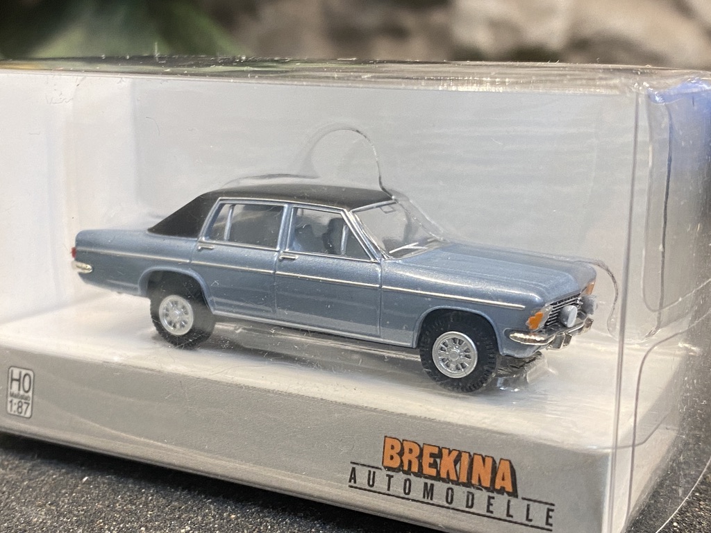 Skala 1/87 - Opel Diplomat B , Himmelsblå m Svart "vinyl" tak från Brekina