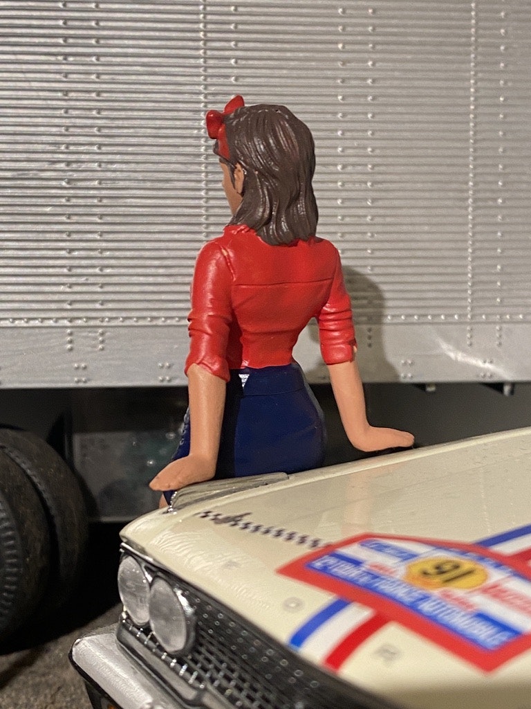Skala 1/18 Betsy lutar sig mot bilen... - American Diorama