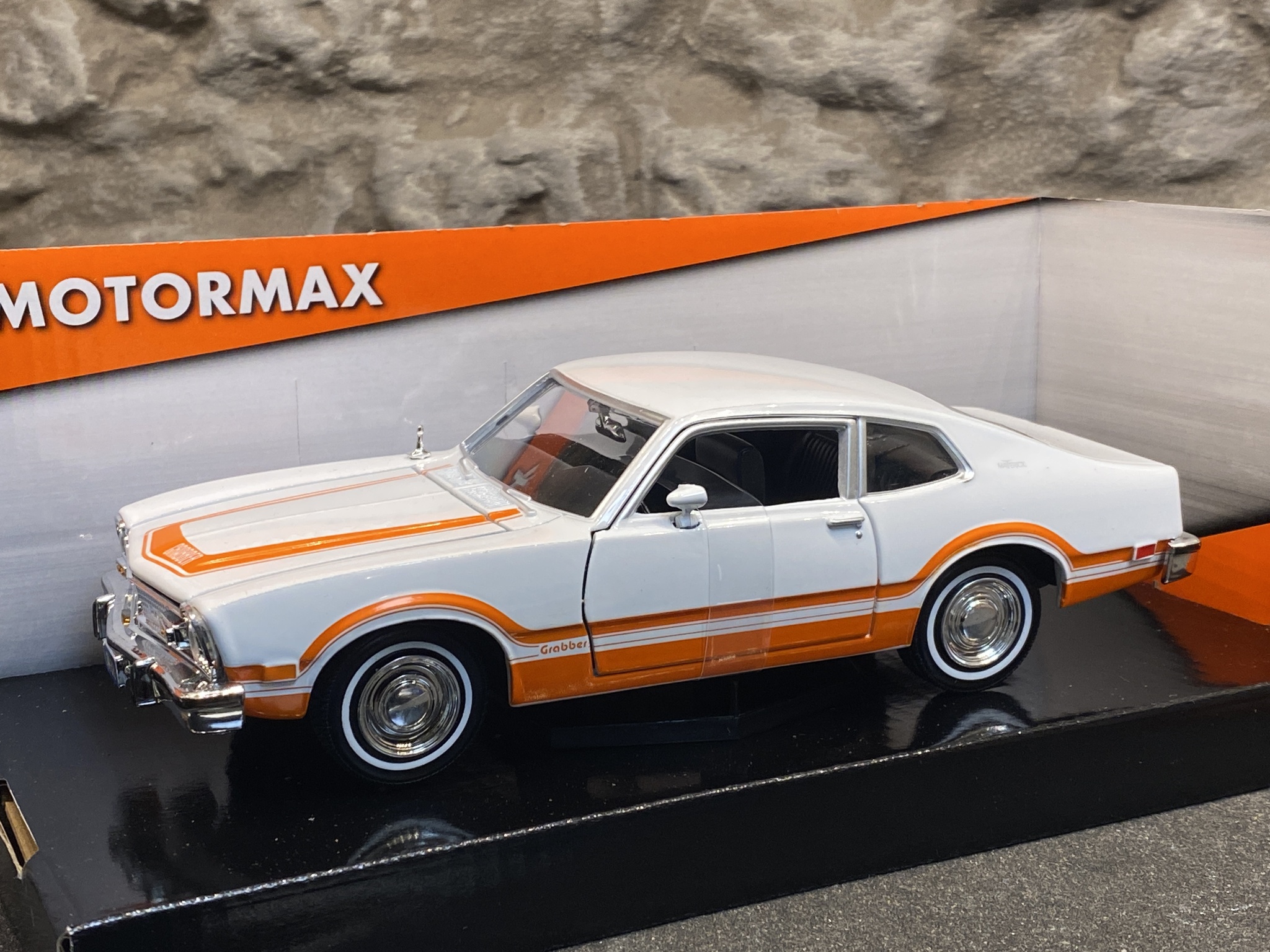 Skala 1/24 Ford Maverick Grabber 74' Vit/orange fr Motor Max