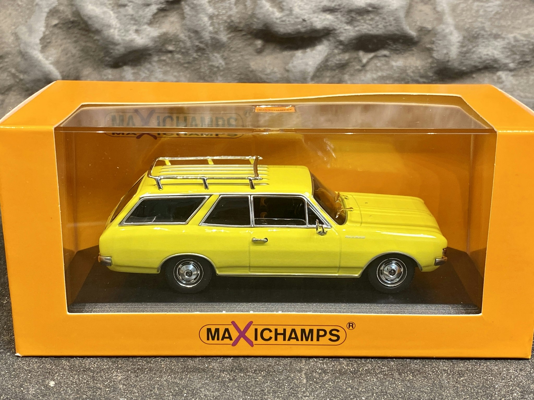 Skala 1/43 Opel Rekord C Caravan 1968' Gul från Maxichamps