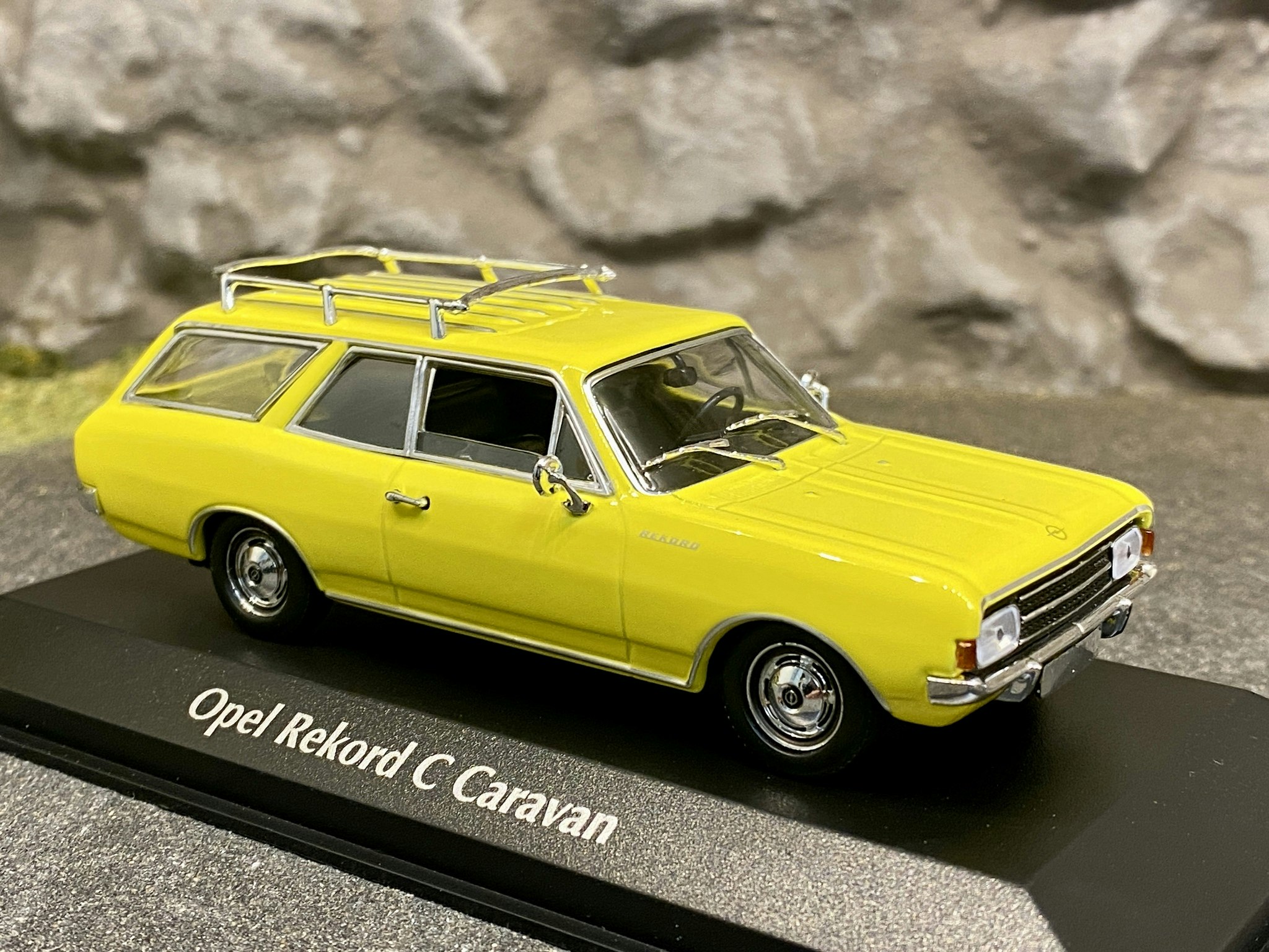 Skala 1/43 Opel Rekord C Caravan 1968' Gul från Maxichamps