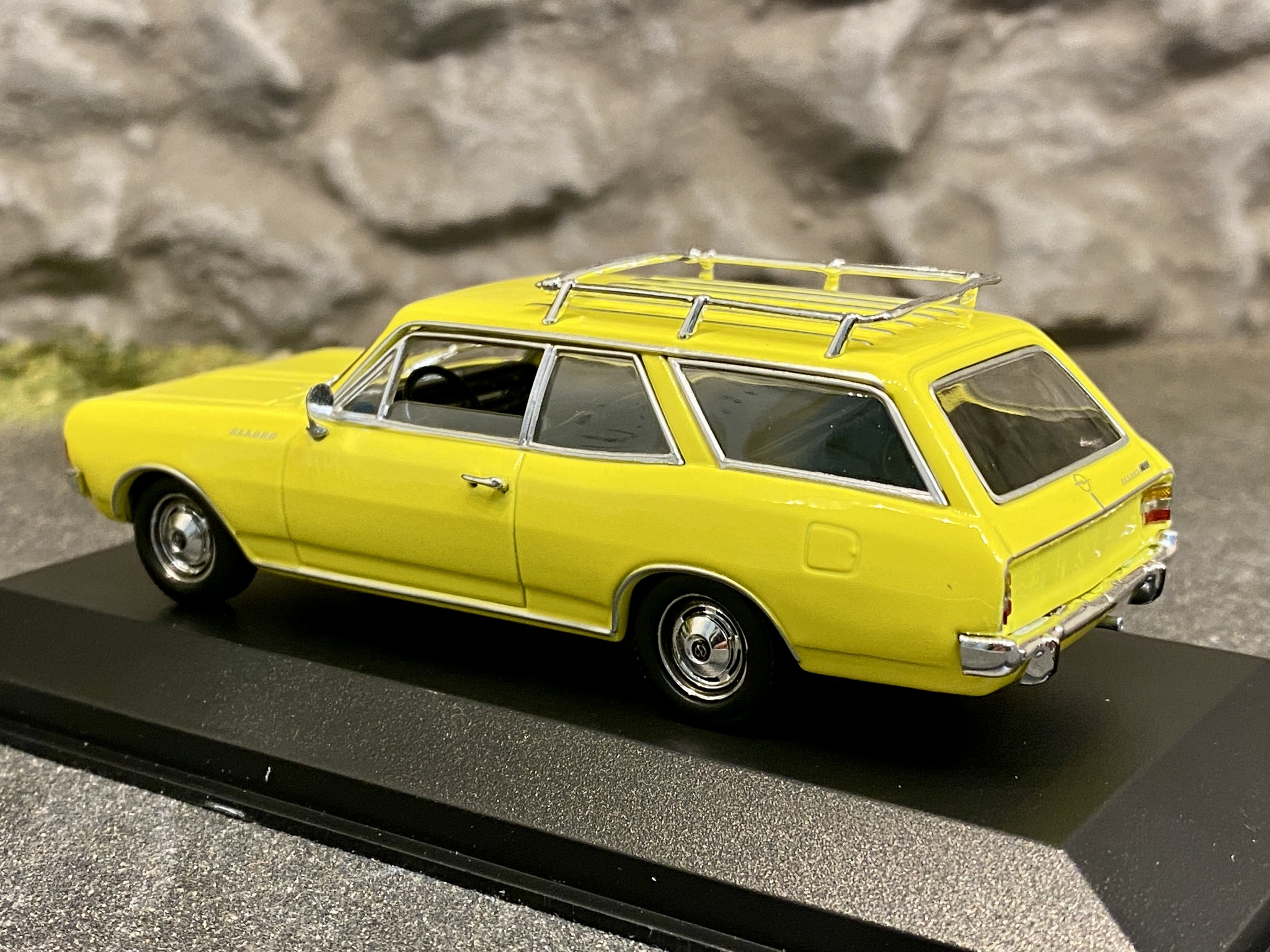 Skala 1/43 Opel Rekord C Caravan 1968' Gul från Maxichamps