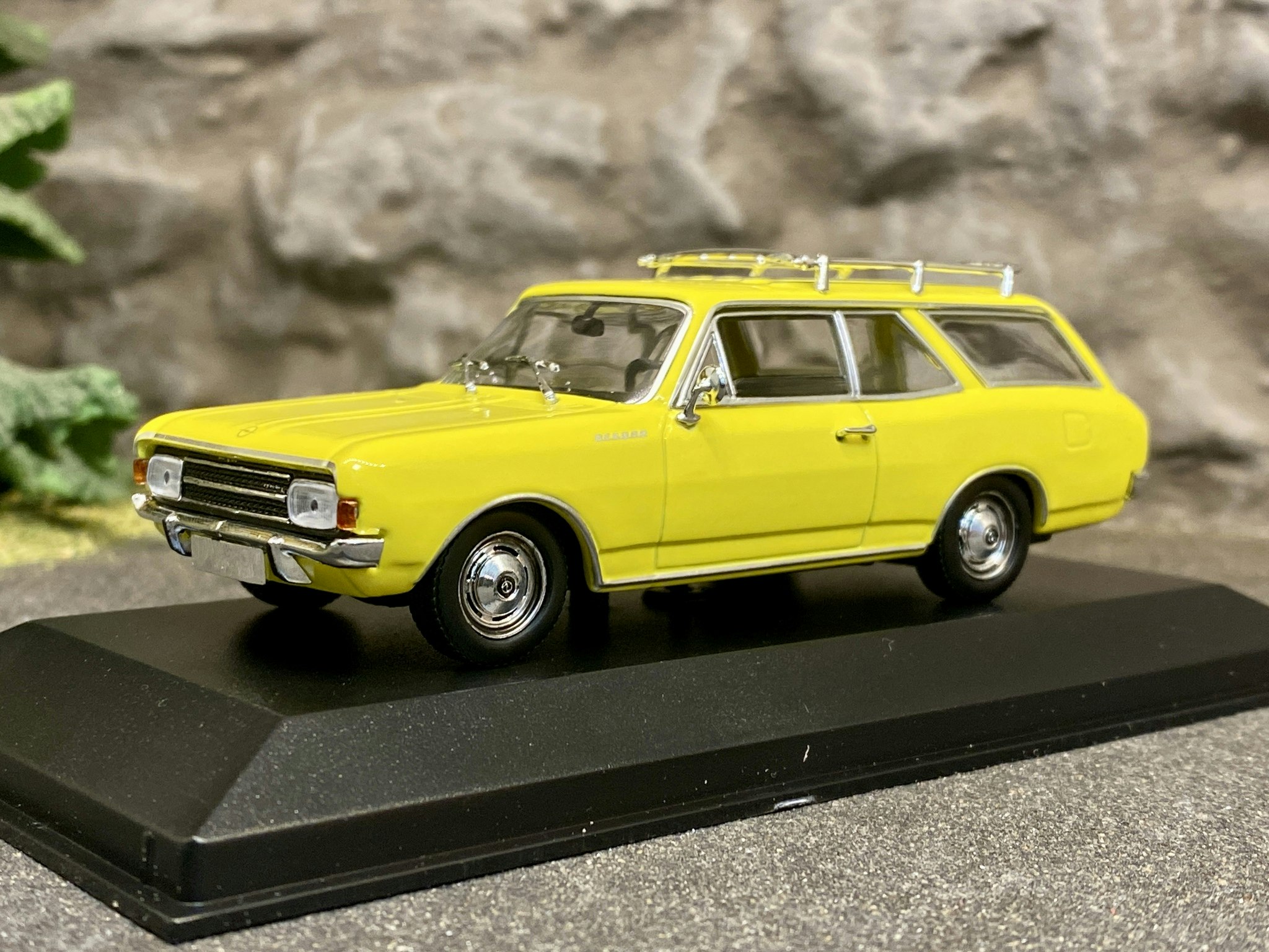 Skala 1/43 Opel Rekord C Caravan 1968' Gul från Maxichamps