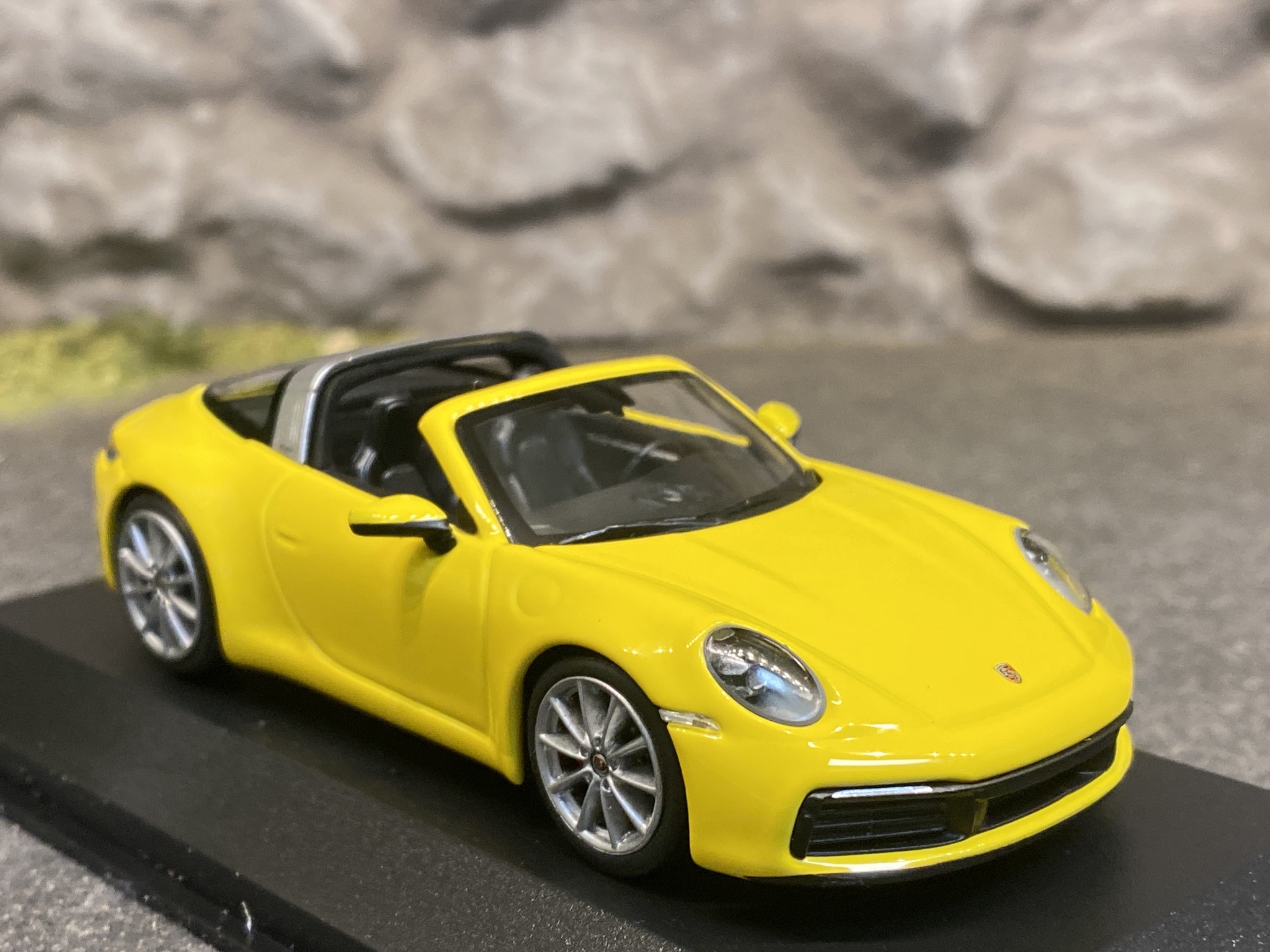 Skala 1/43 Porsche 911 Targa 4S, Racinggul från Minichamps 1 av 504 ex