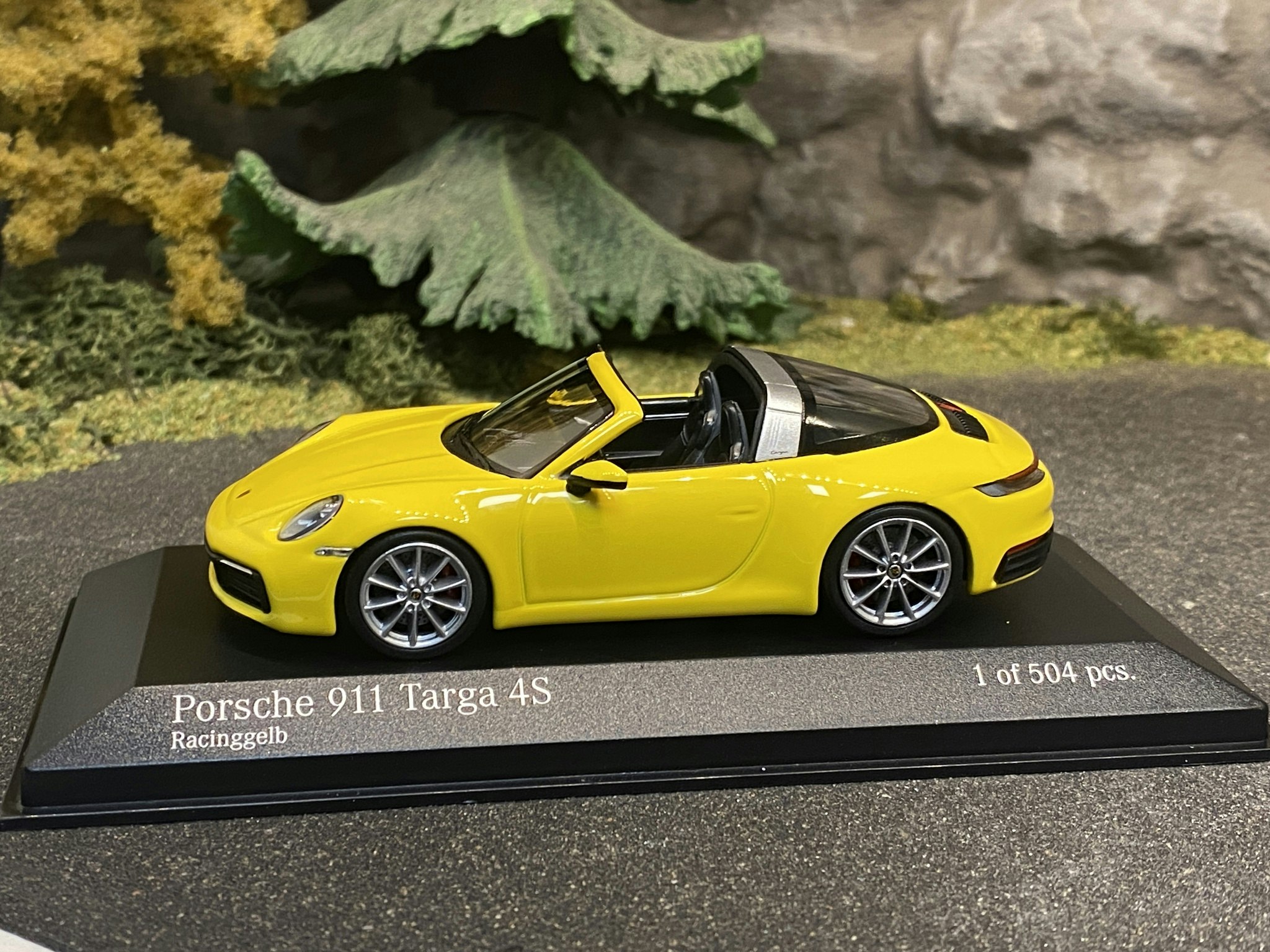 Skala 1/43 Porsche 911 Targa 4S, Racinggul från Minichamps 1 av 504 ex