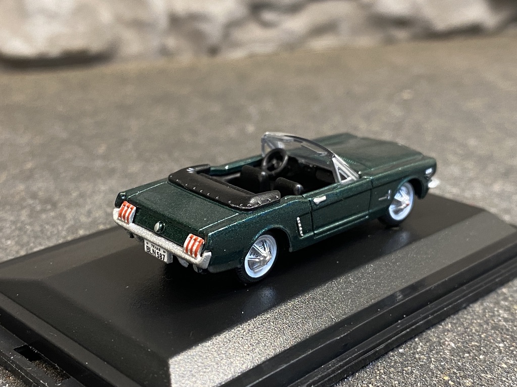 Skala 1/87 Ford Mustang Convertible 65', Grön från Oxford