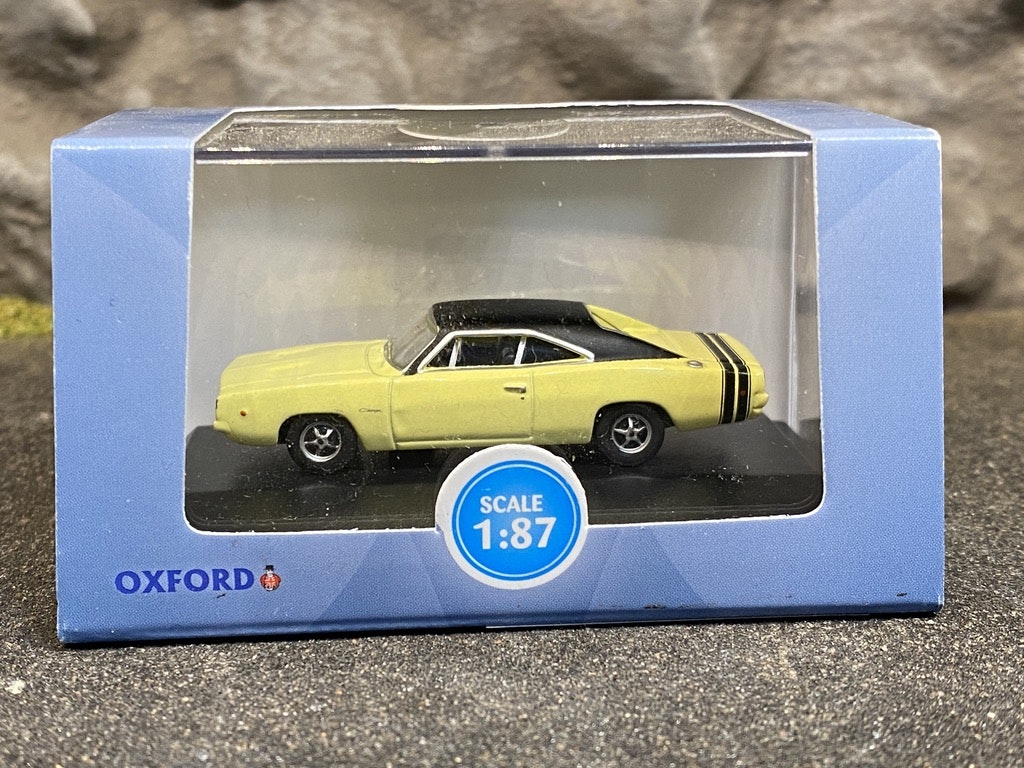 Skala 1/87 Dodge Charger 68', Gul/Svart från Oxford