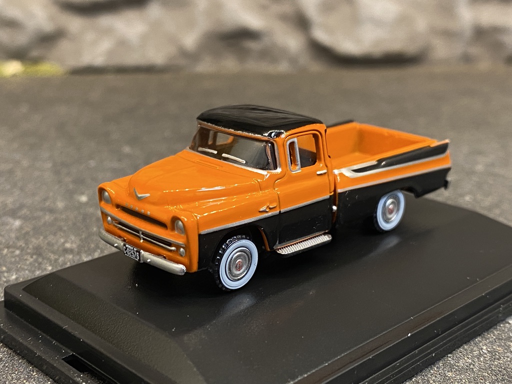 Skala 1/87 Dodge D100 Sweptside Pickup 57', Orange/Svart från Oxford