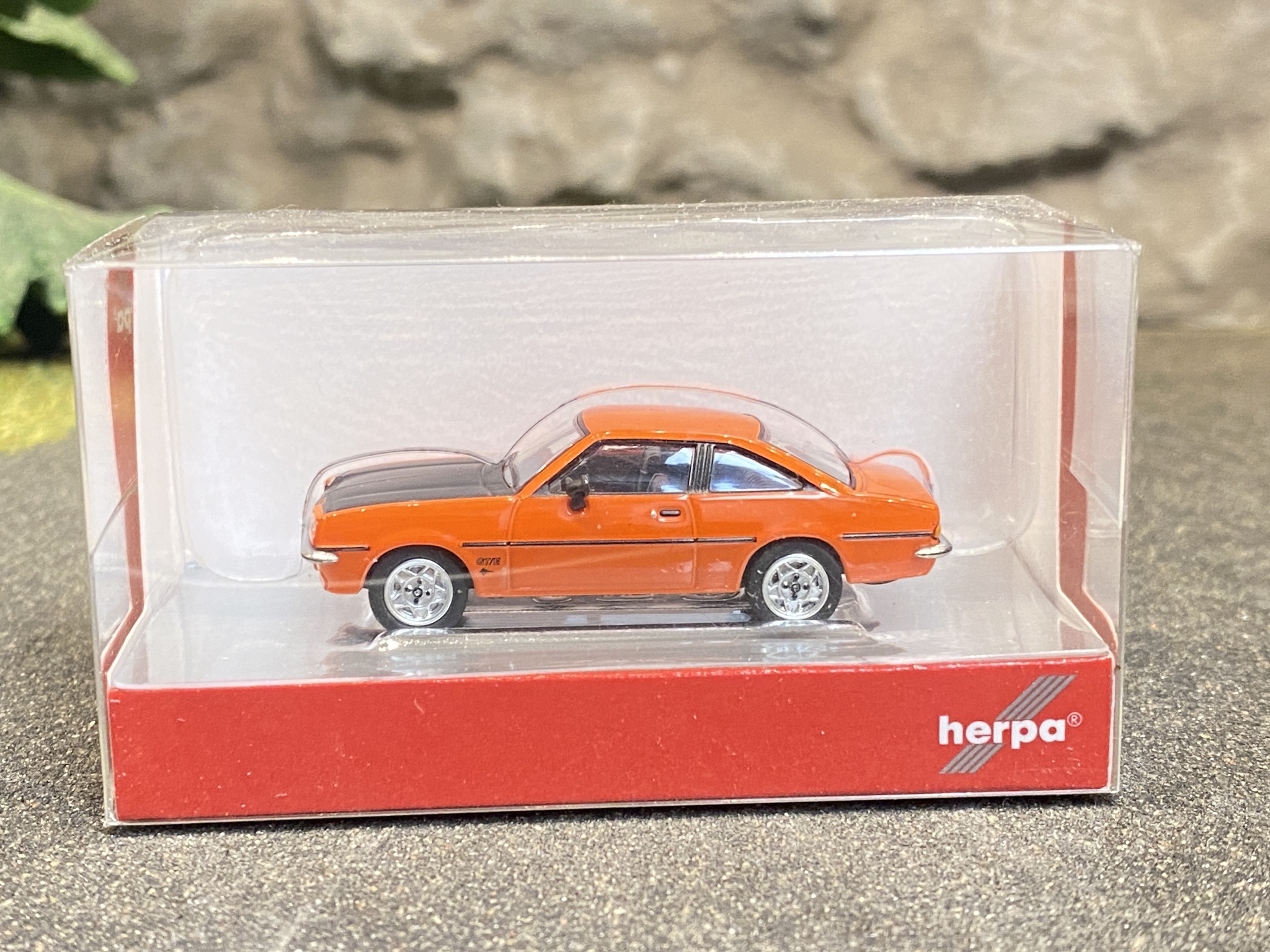 Skala 1/87 Opel Manta B, Orange m svart huv från Herpa