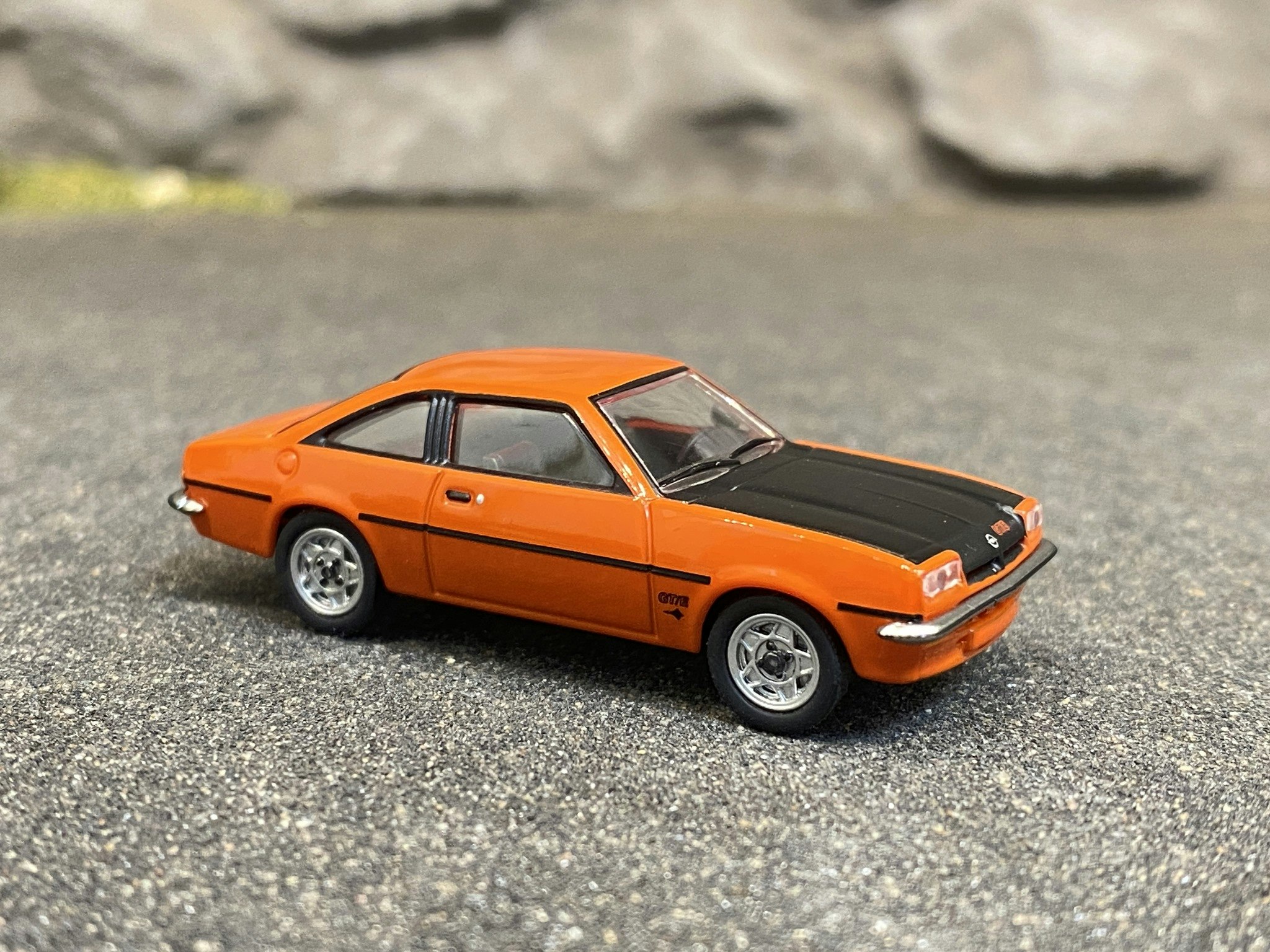 Skala 1/87 Opel Manta B, Orange m svart huv från Herpa