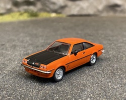 Skala 1/87 Opel Manta B, Orange m svart huv från Herpa