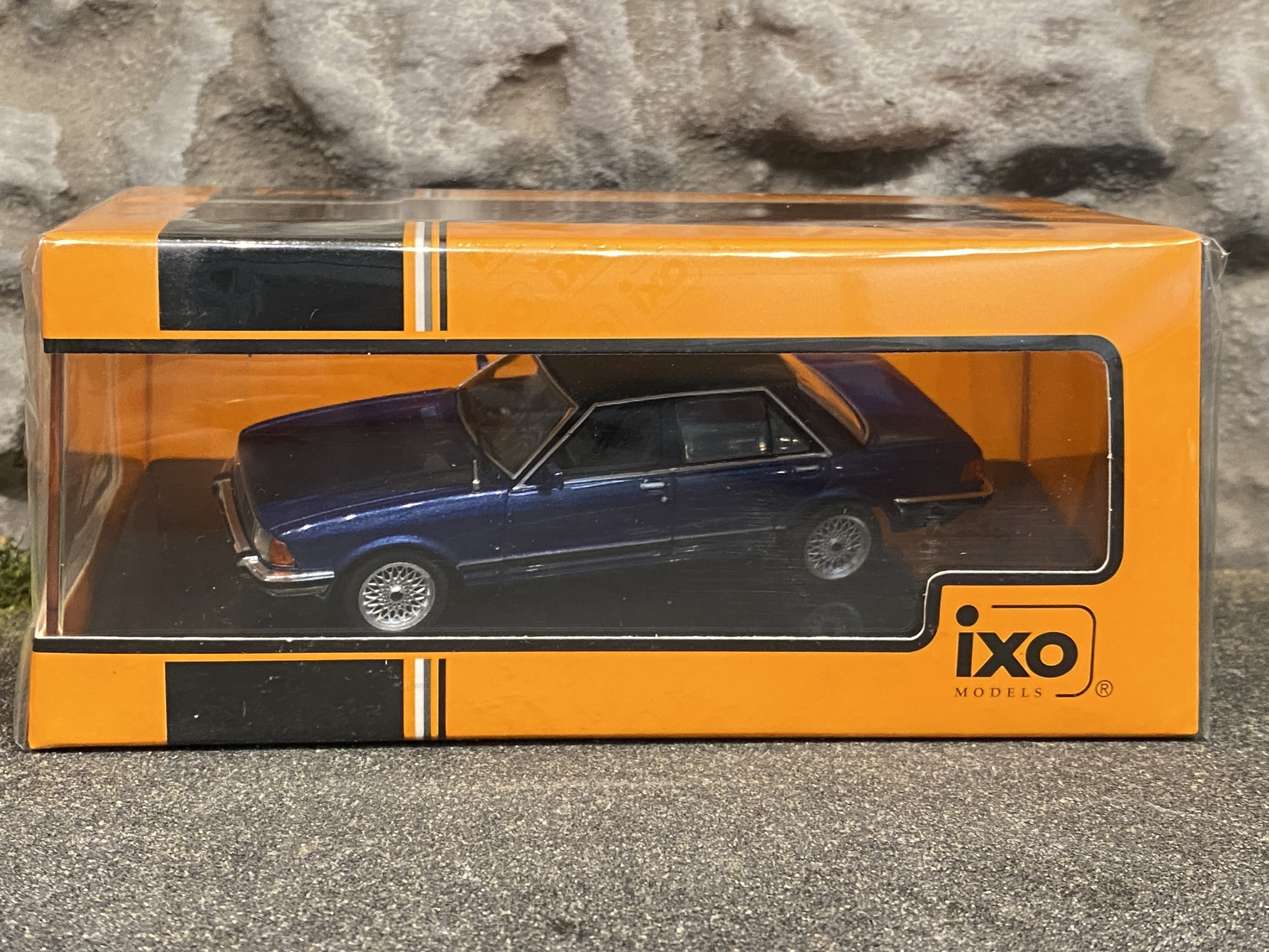 Skala 1/43 Ford Granada MKII 2,8 GL m svart vinyltak fr IXO Models