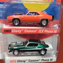 Skala 1/64 2-pack Chevy Camaro ZLX Phase III 69 & Camaro Phase III 73 fr Johnny Lightning