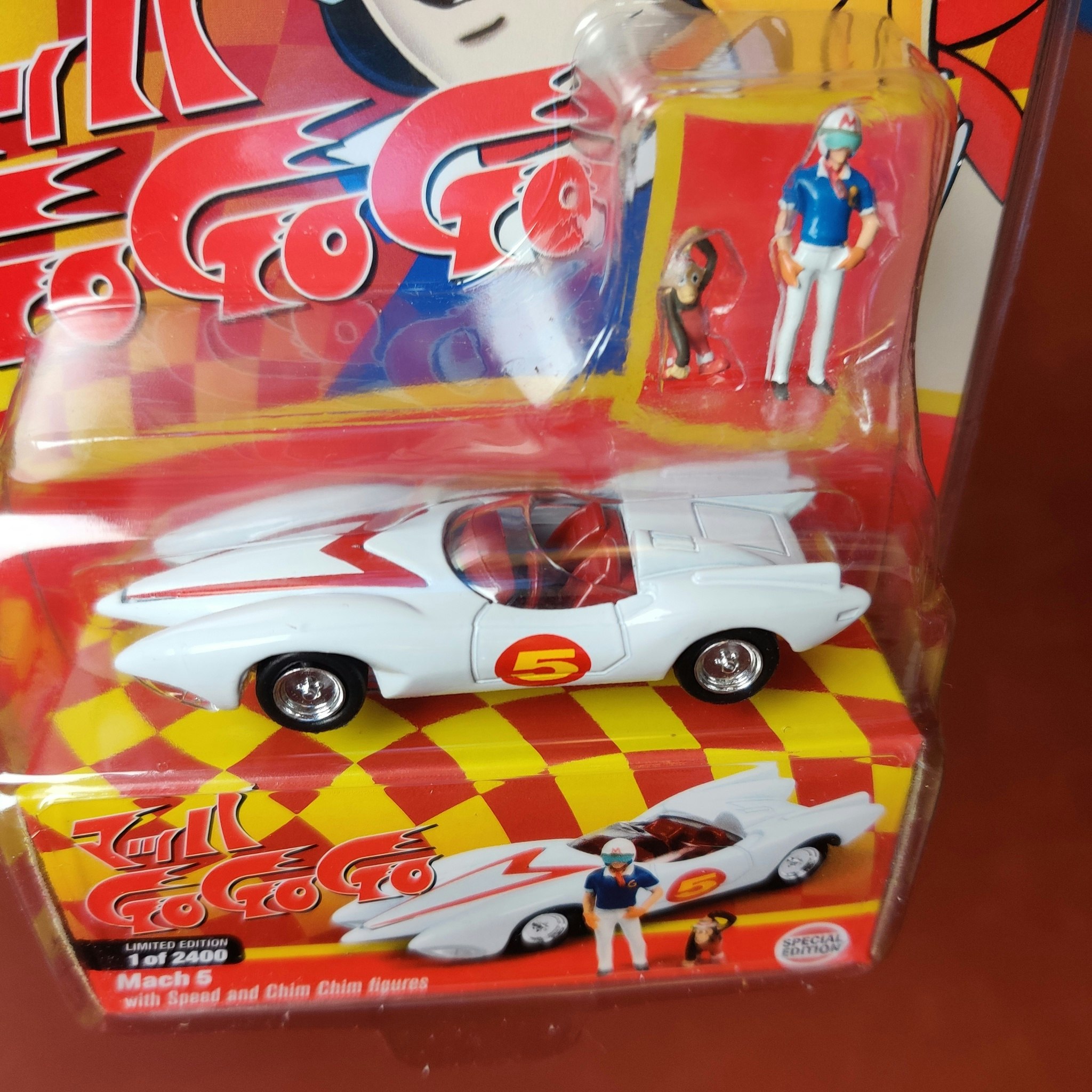 Skala 1/64 Mach 5 med Speed & Chin Chin figur från Johnny Lightning