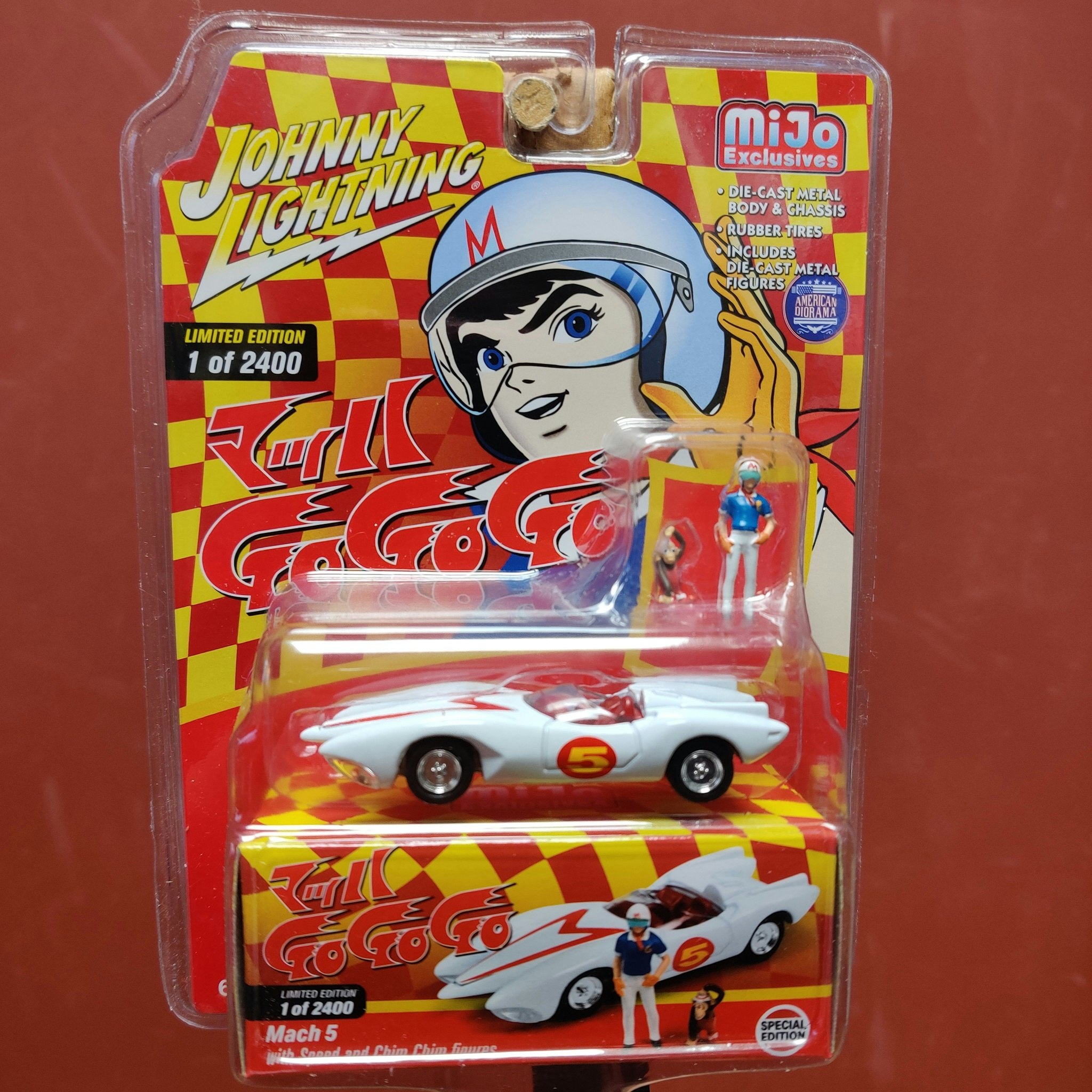 Skala 1/64 Mach 5 med Speed & Chin Chin figur från Johnny Lightning