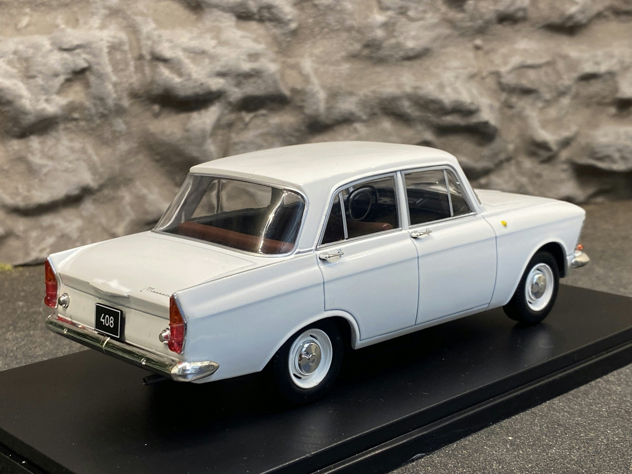 Skala 1/24 Moskvich 408, vit från WhiteBox