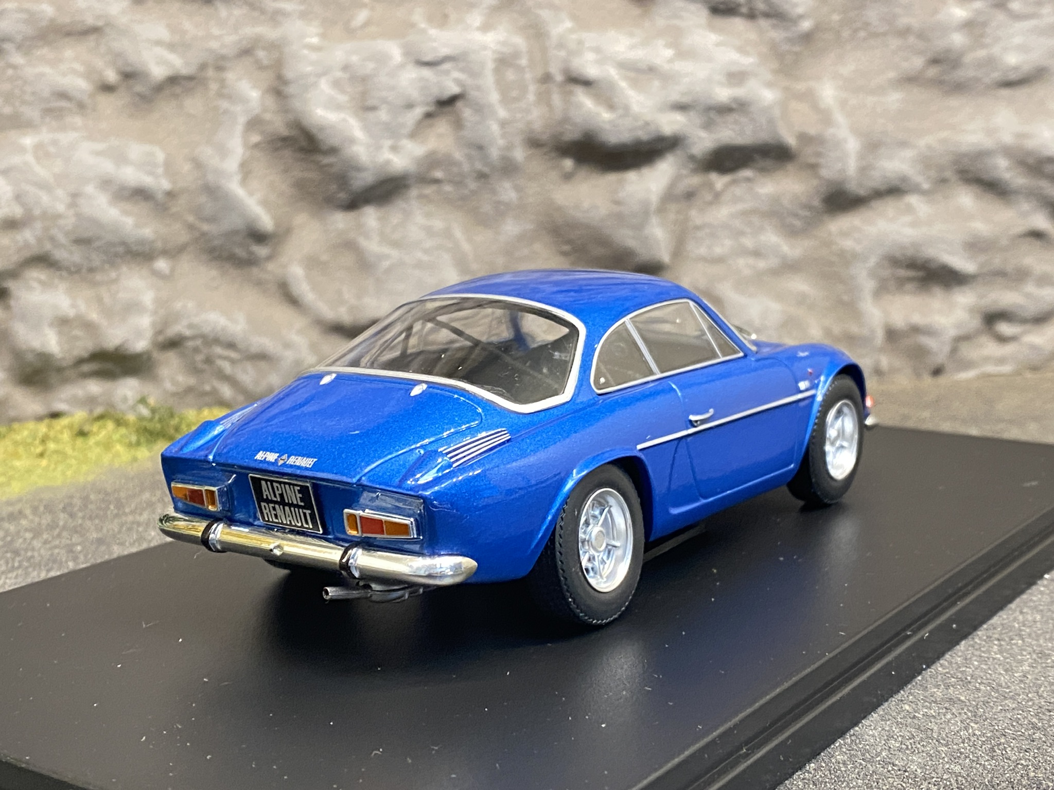 Skala 1/24 Alpine Renault A110 1300, Blå metallic från WhiteBox