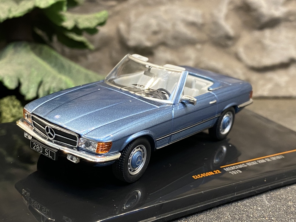 Skala 1/43 Mercedes-Benz 280SL (R107) 1979, Ljusblå metallic fr IXO Models