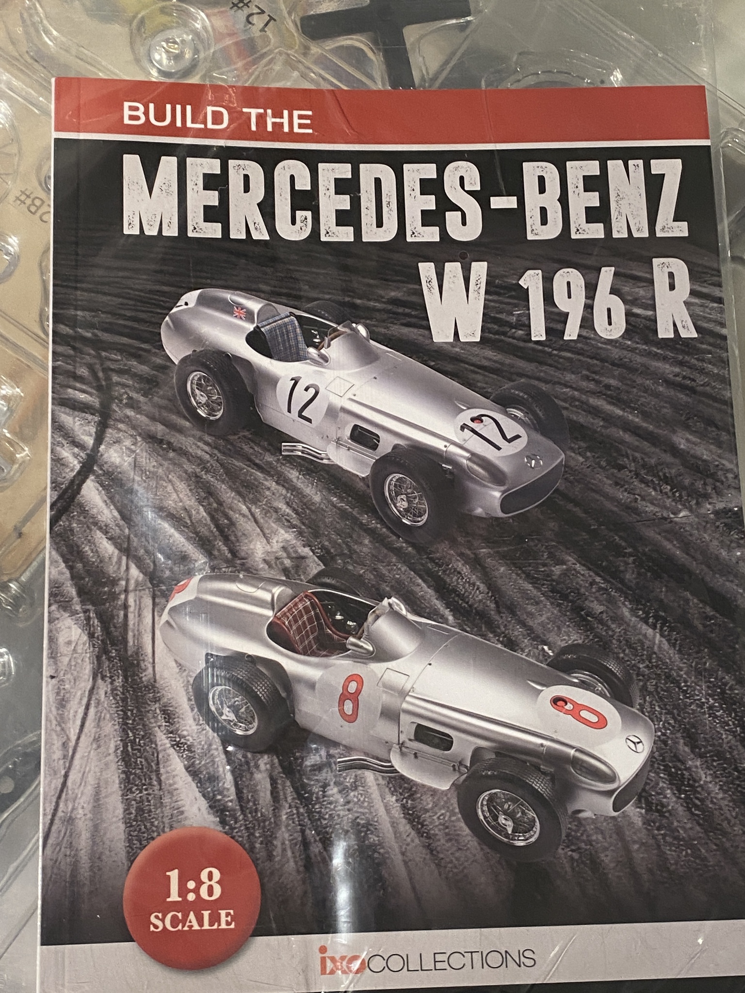 Skala 1/8 Mercedes-Benz W196 i metall, Förare Stirling Moss, från Ixo Collections