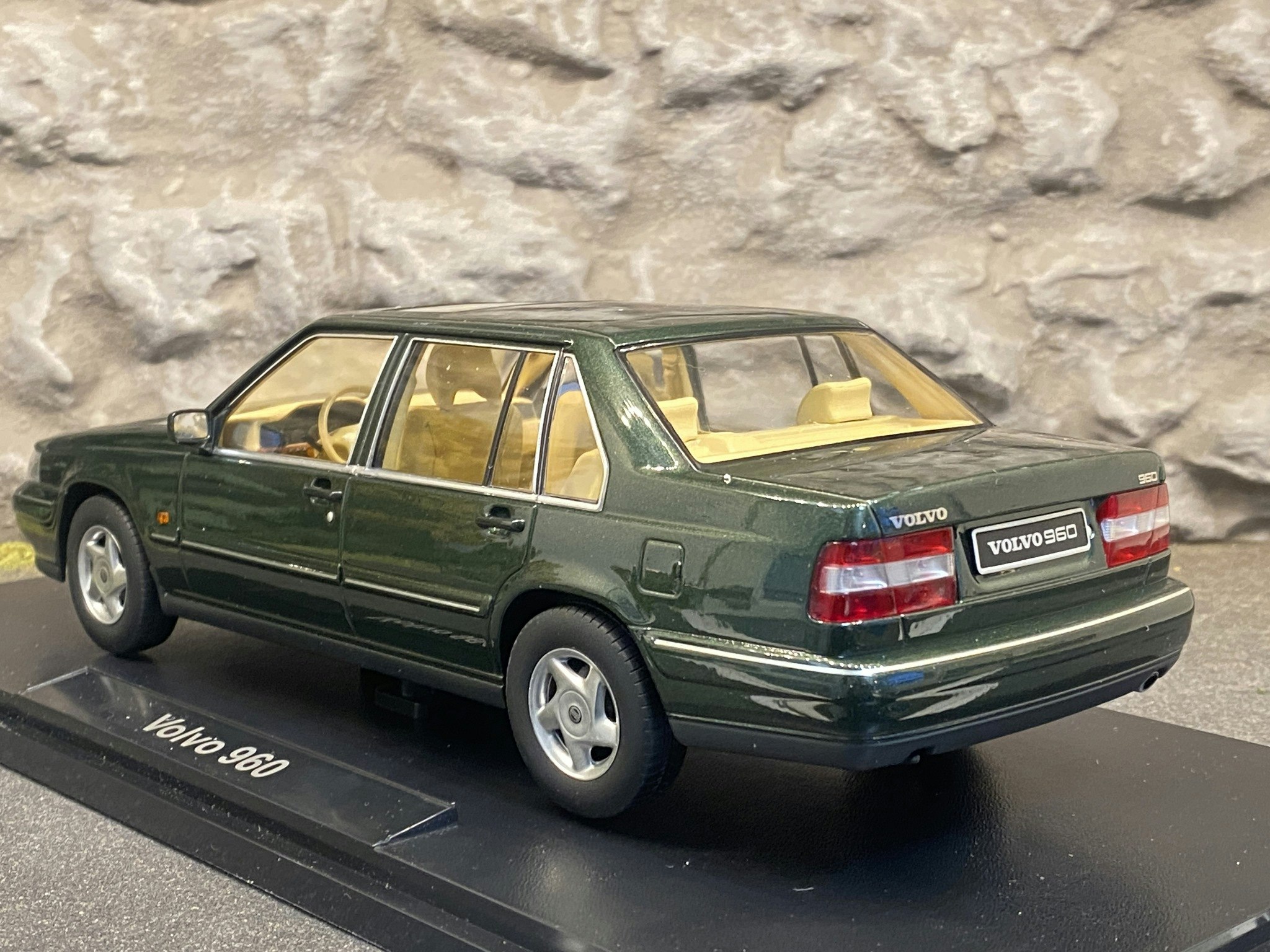 Skala 1/18 Volvo 960, Dark Olive Pearl från Triple9 Collection