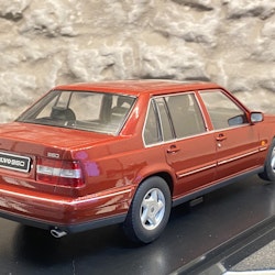 Skala 1/18 Volvo 960, Regent Red Pearl från Triple9 Collection