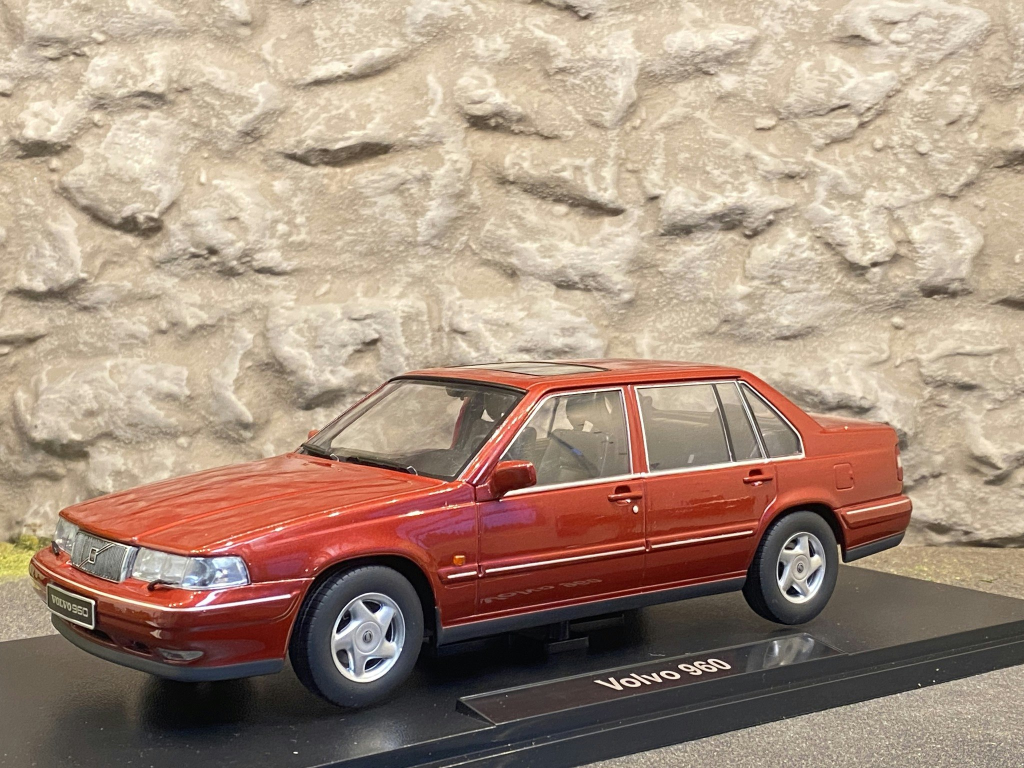 Skala 1/18 Volvo 960, Regent Red Pearl från Triple9 Collection