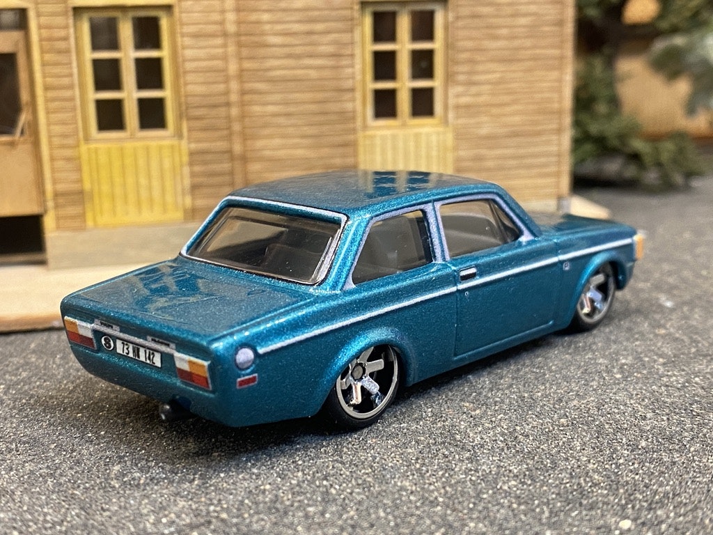 Skala 1/64 Hot Wheels Premium, Auto Strasse, VOLVO 142 GL 73' (140)