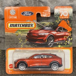 Skala 1/64 Matchbox - Ford Mustang Mach-E 2021, Mörkröd metallic - Matchbox 70 år