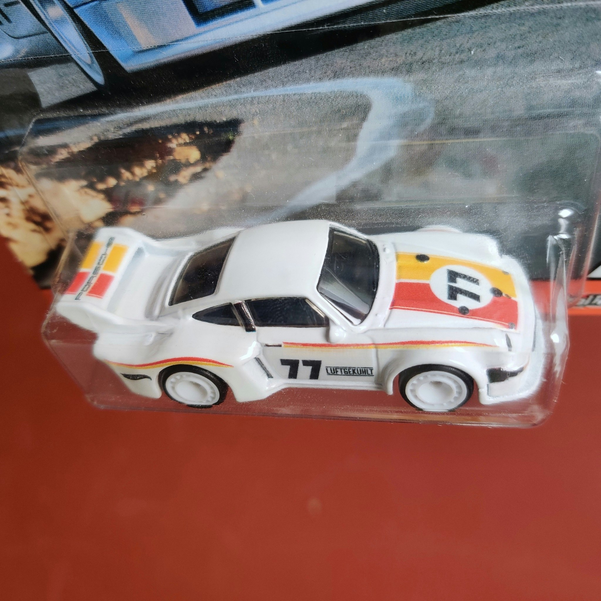 Skala 1/64 Hot Wheels PREMIUM: Porsche 934.5 #77