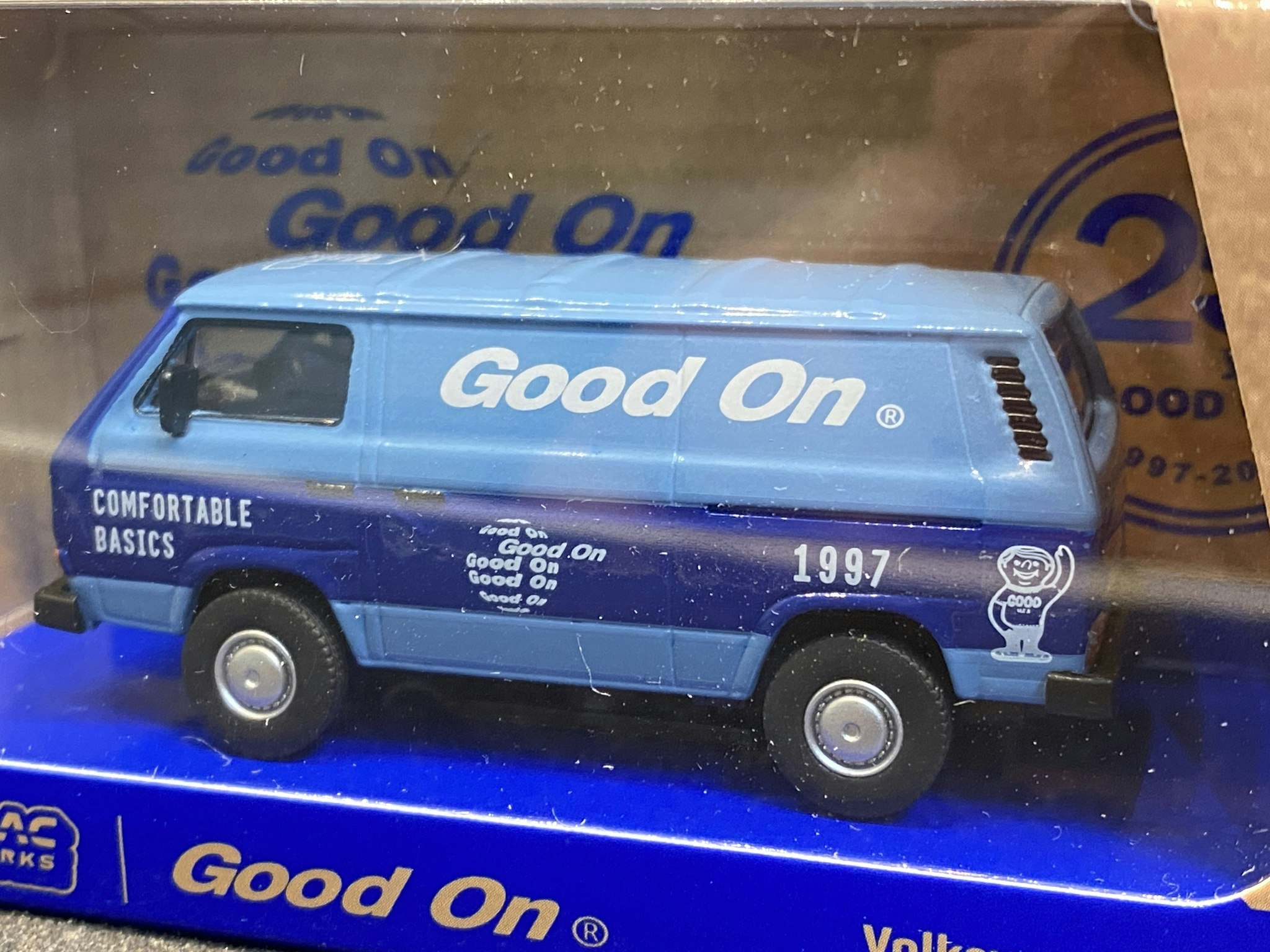 Skala 1/64 Volkswagen T3 Panel Van, Good On, Blå i 2 nyanser från Schuco