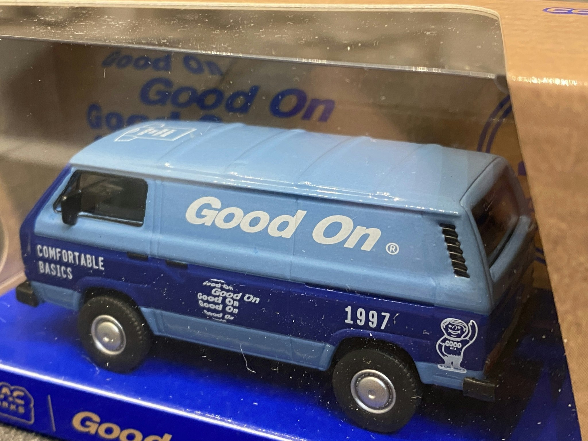 Skala 1/64 Volkswagen T3 Panel Van, Good On, Blå i 2 nyanser från Schuco