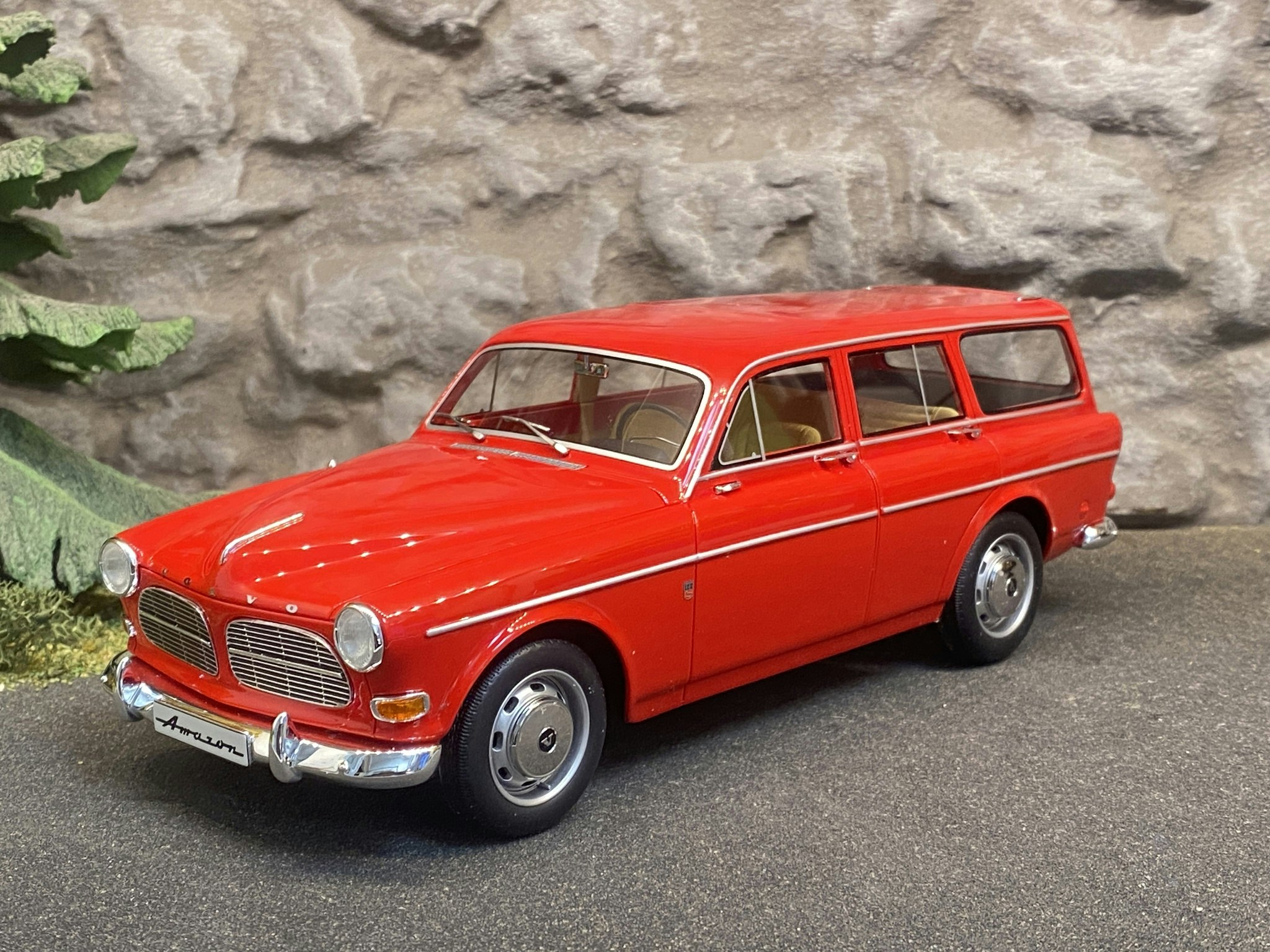 Skala 1/18 NYHET! Volvo P220 Amazon Kombi, Red fr BoS Best on Show - YAKOL