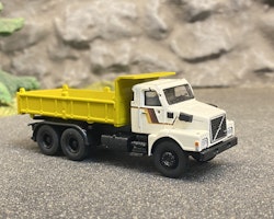 Skala 1/87 H0 - Volvo N 10 Grus-lastbil, Vit m Senapsgult flak från Brekina