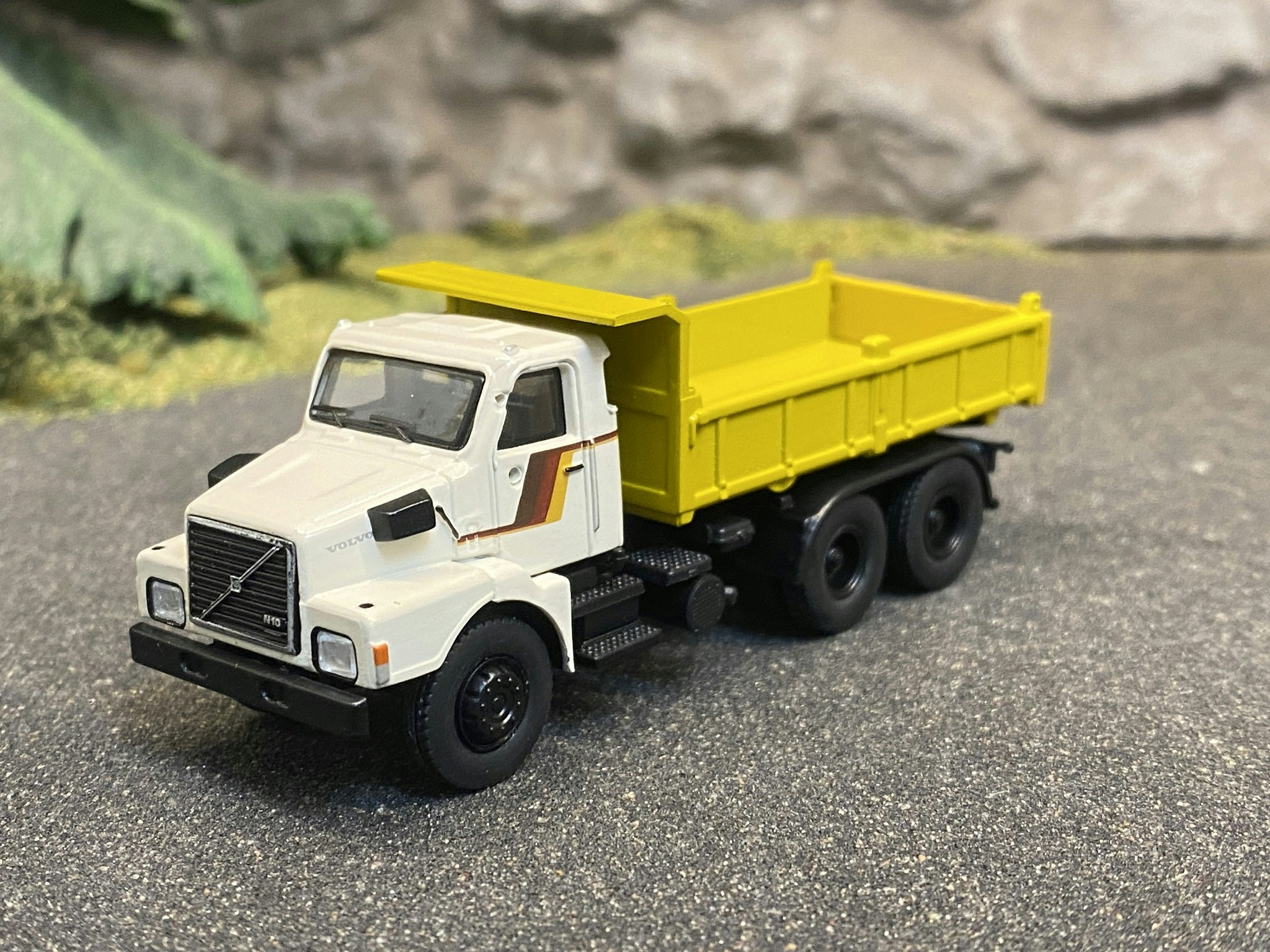 Skala 1/87 H0 - Volvo N 10 Grus-lastbil, Vit m Senapsgult flak från Brekina