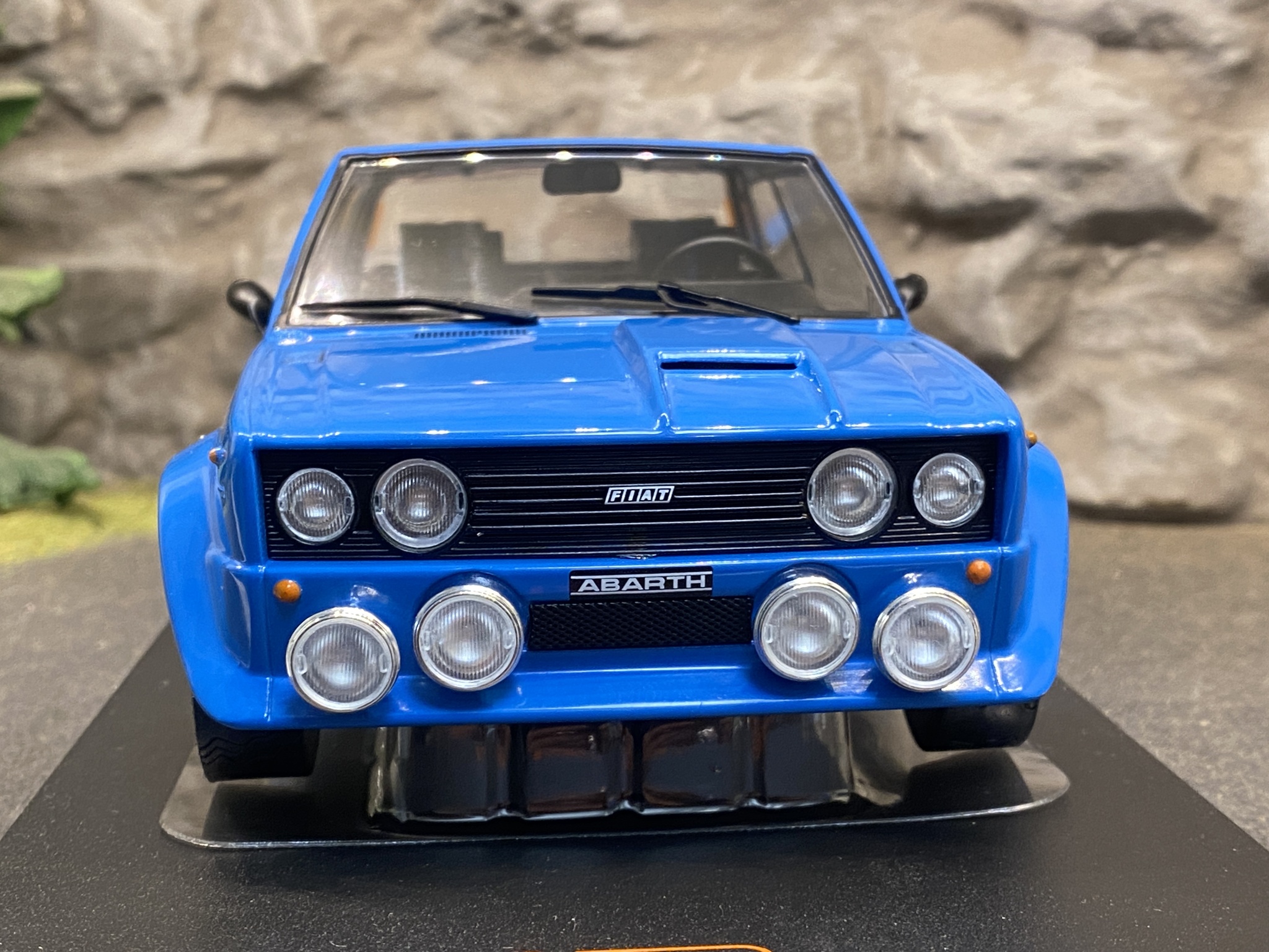 Skala 1/18 FIAT 131 Abarth 1980', Blå från IXO Models