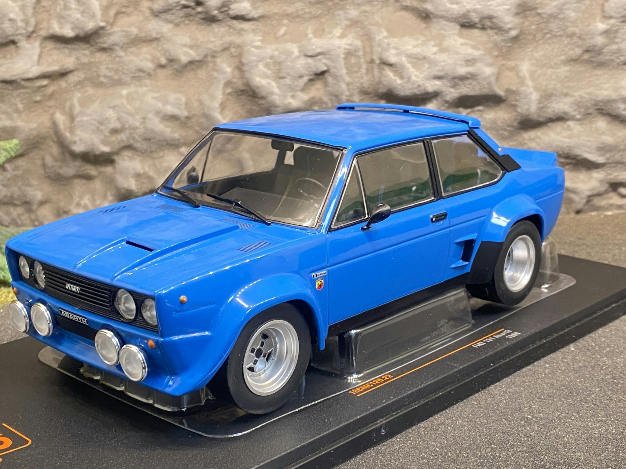 Skala 1/18 FIAT 131 Abarth 1980', Blå från IXO Models
